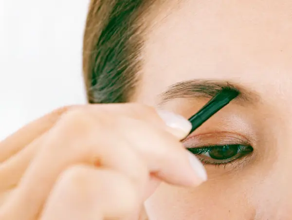 眉頭をあけ、淡い色のパウダーではっきりと描く