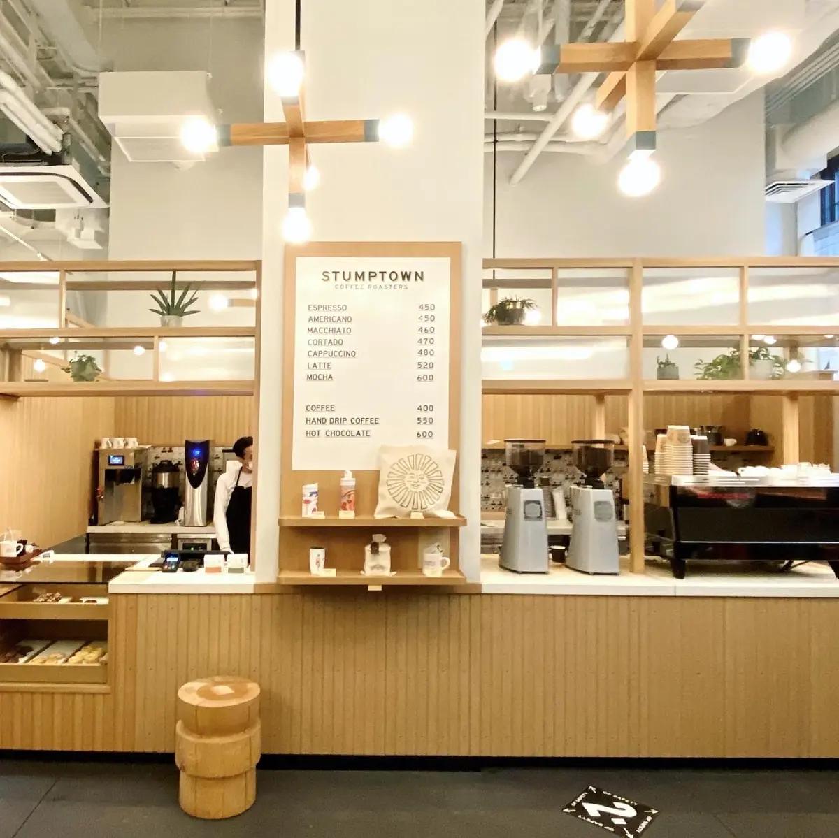 「エースホテル京都」のカフェ、Stumptown Coffee、店内写真