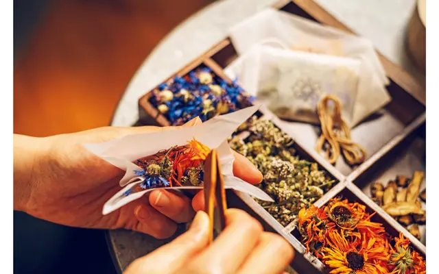 当地の文化を体験する「ご当地楽」では、アイヌ民族が身につける魔除けのお守り作りを