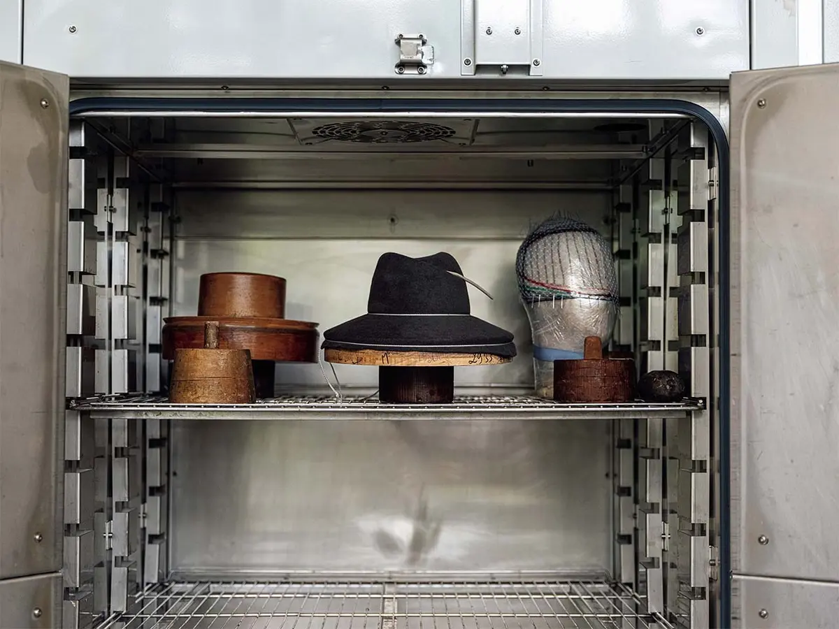 シャプリエでの最終段階は、形にしたフ ェルト帽を木型に載せたまま乾燥器にかけること