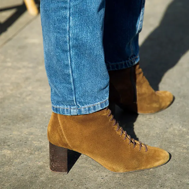 レースアップブーツを