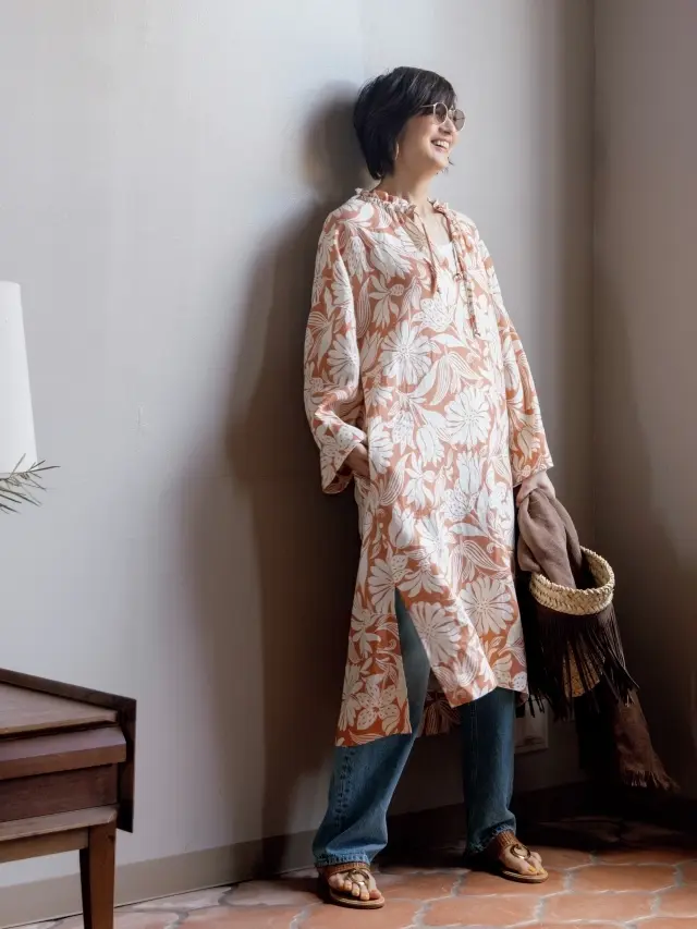エスニックなムードの花柄は夏の太陽を味方に、自由な気分で