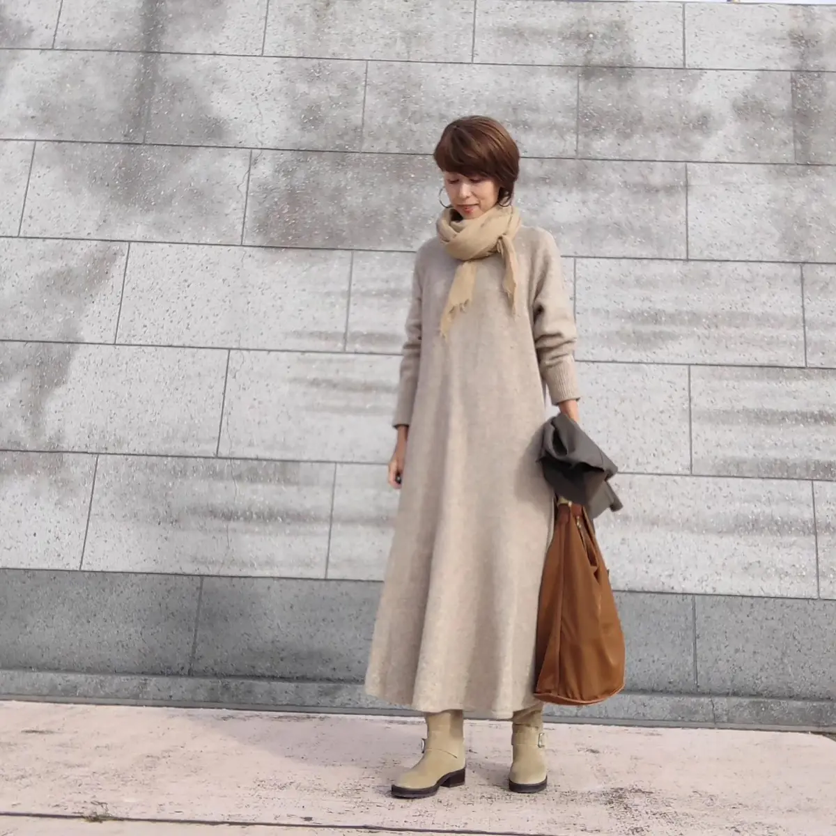ワントーンコーデ　ニットワンピース　エンジニアブーツ