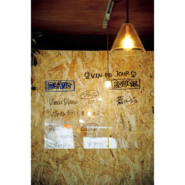 壁にはグラスワインのラインナップも