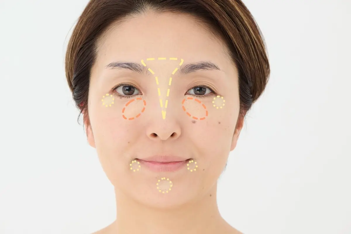 OurAge×Webエクラ　イエローのブライトナーを、目尻のくぼんだ影の部分、口角の下のくすんだ部分、あごのへこんだ部分に塗る