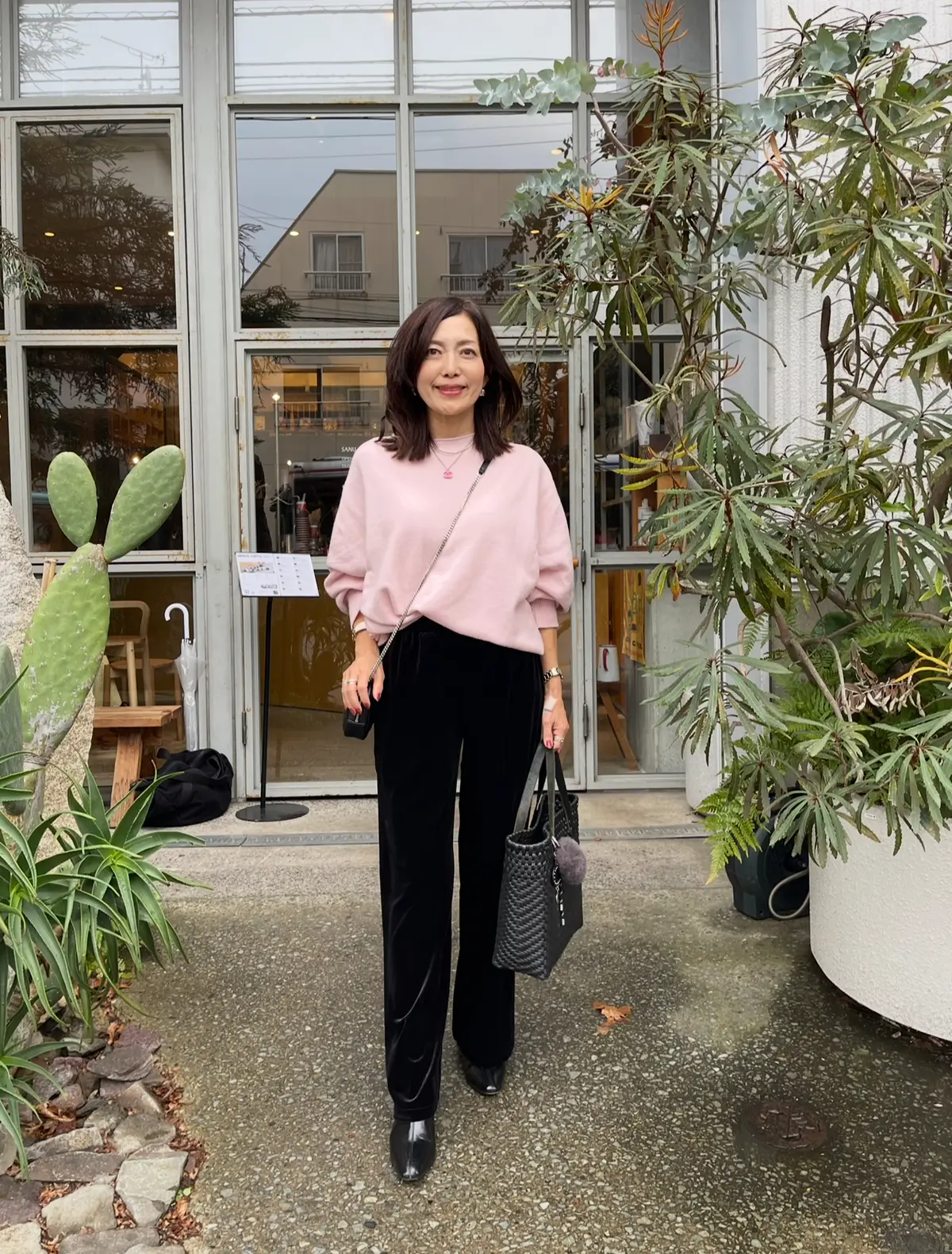 UNIQLOのベロアパンツとピンクニットの画像_1