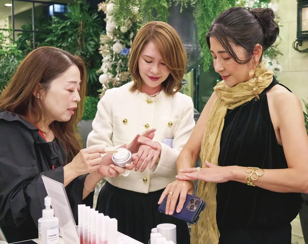 エテルナムのコスメを試す参加者