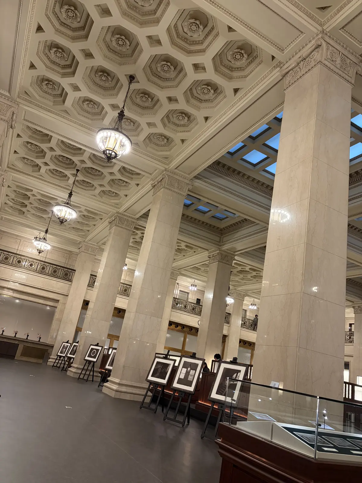 重要文化財に指定された明治安田生命館の内観