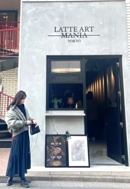 ラテアートトウキョウの外観。テイクアウトもできます。おしゃれで無機質な空間