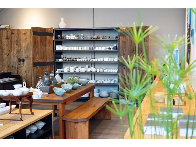 韓国料理はもちろん、どんなスタ イルの料理にも合わせやすい器がい っぱい