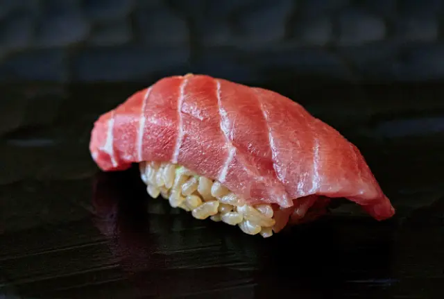 うま味の余韻が続くねっとりとした食感のマグロ