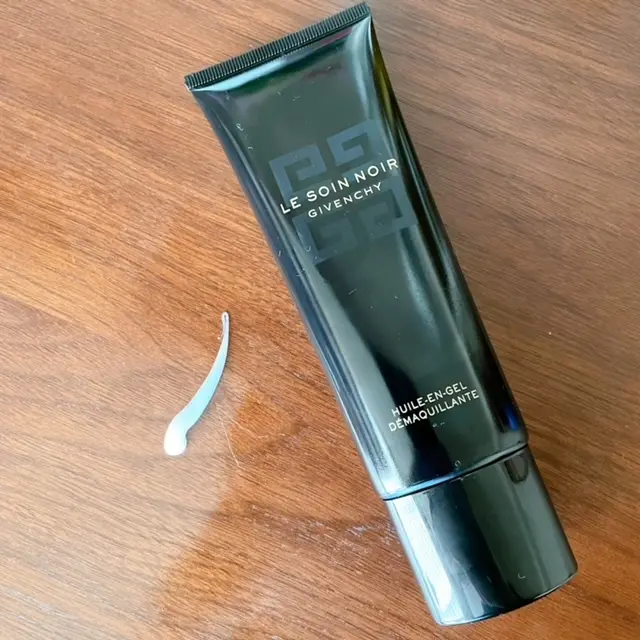 【ソワン ノワール メイクアップ リムーバー N】￥10,450／パルファム ジバンシィ