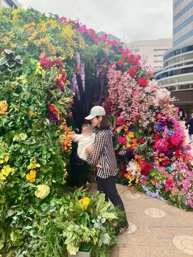 『ウィキッド ふたりの魔女』の世界観が 楽しめる圧倒的色彩のフラワードーム。サスティナブルなアート