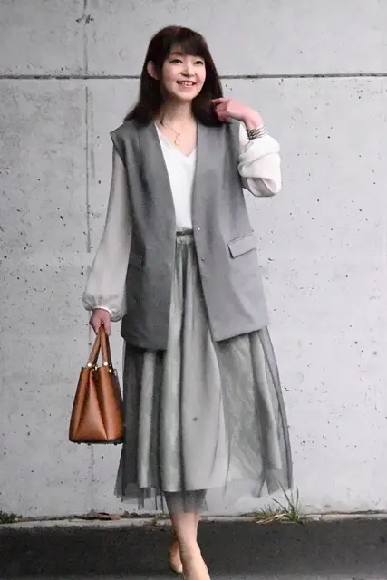 ショートジレとボリュームスカートでフェミニンコーデ