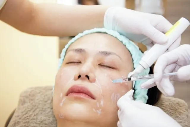 ヒアルロン酸注射　施術中