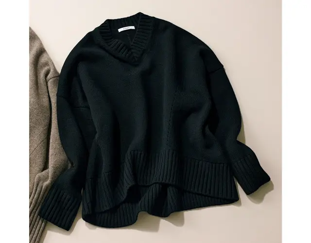 チノの浅めVネックニット