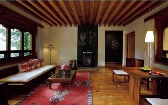 よりプライベートな滞在をするなら、約92㎡ 以上の広いヴィラで。リビングには薪ストーブ「ブカリ」が備えてあり、寝室や浴室に加えて、トリートメント用ベッドを備えるスパルームもある。各室にバトラーサービスつき