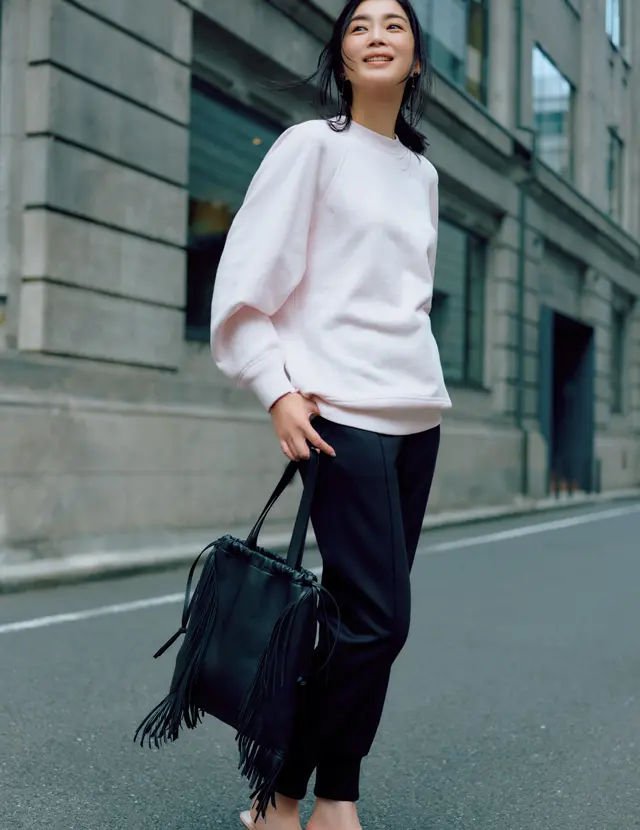 柔和なピンクに黒を合わせればモダンにこなれる