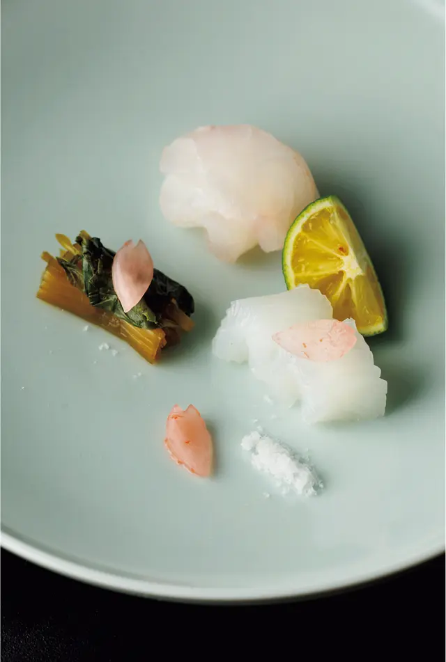 お造り。甘鯛の塩締めとアオリイカ。花わさびと花びら大根を添えて　