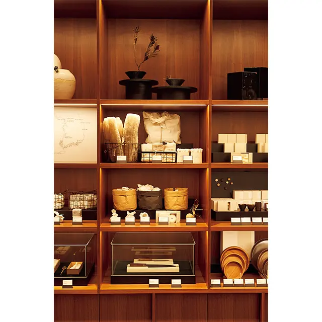 調理器具や器などの生活用品も