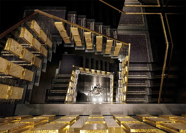 3階までの空間をつなぐのは、  美しいらせん階段