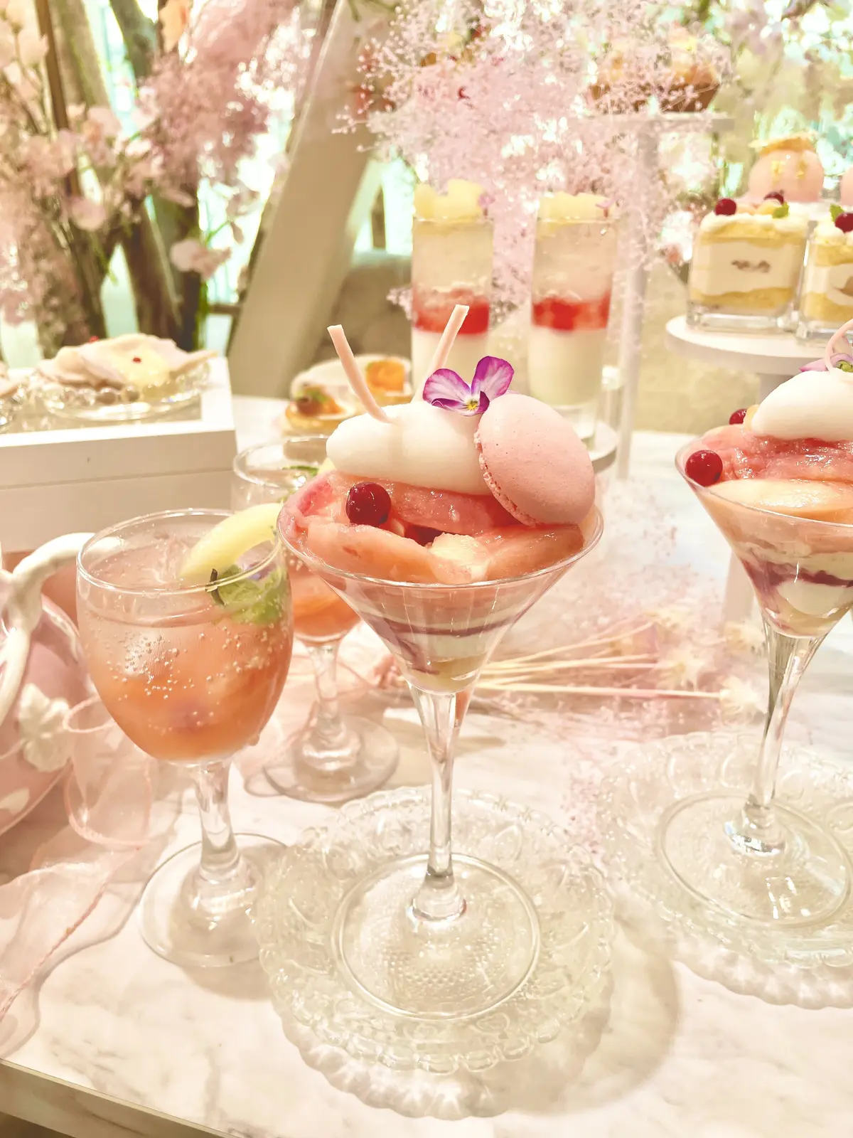 表参道、HAUTE COUTURE CAFE表参道、HAUTE COUTURE CAFE、オートクチュールカフェ、ピーチアフタヌーンティー、桃のアフタヌーンティー、桃パフェ、パフェ、ピンク、ピンクのワンピース、ワンピース、ノースリーブワンピース、ワンピースコーデ、ロングヘア、黒髪、可愛いアフタヌーンティー、美味しいアフタヌーンティー、豪華なアフタヌーンティー、お花の世界、店内、スイートピー、かすみそう、霞草、かすみ草、スイーツ、ムラングシャンティ―、マンゴー、パッション、生クリーム、クリーム、花びら、バラ、バラの花、バラの花びら、可愛い、桃、ピーチ、桃パフェ、ピーチパフェ、パフェ、ライチ、ソルベ、アイス、