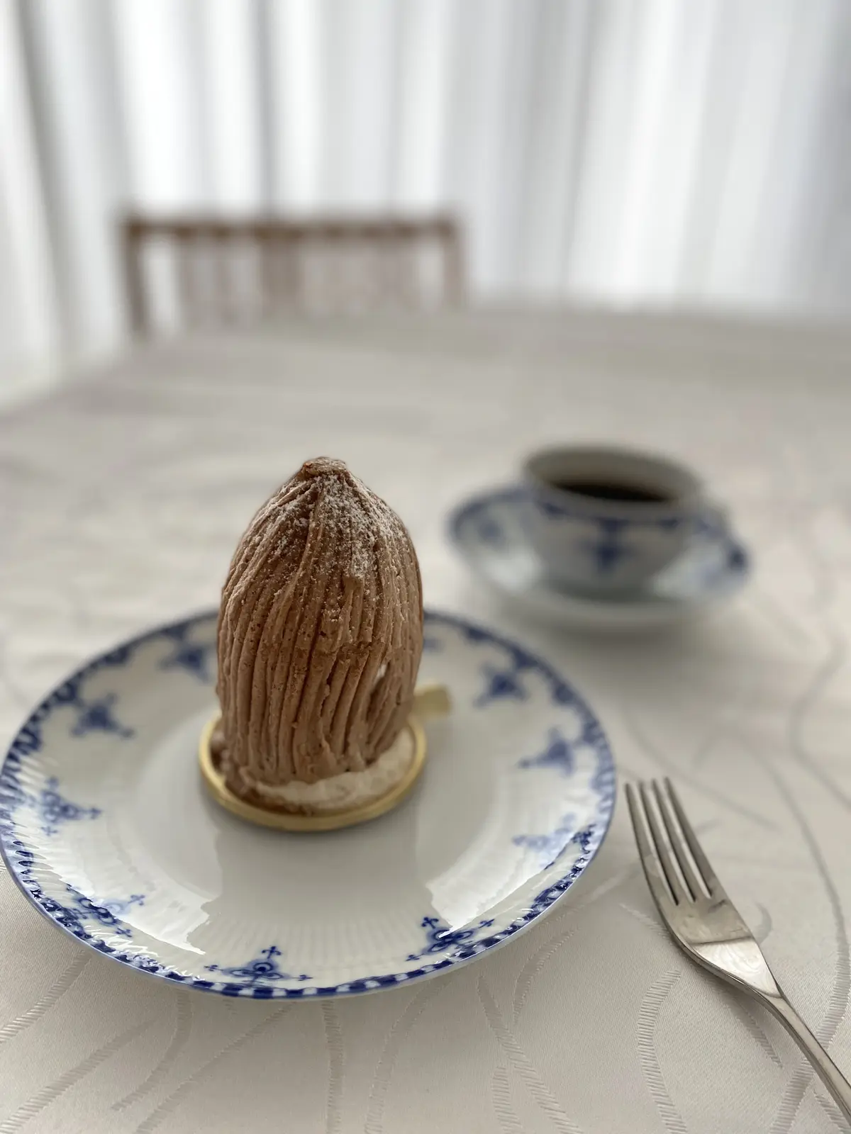 アテスウェイの秋限定モンブラン。和栗とフランス栗を使った上品な栗クリームとメレンゲの絶品ケーキ。吉祥寺でおすすめの人気モンブランランキング上位常連。栗スイーツ好きに大人気の名品。