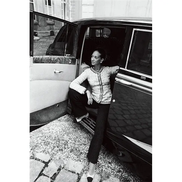 ノーカラージャケットにパンツを軽快に合わせた 女優マリサ・ベレンスン。