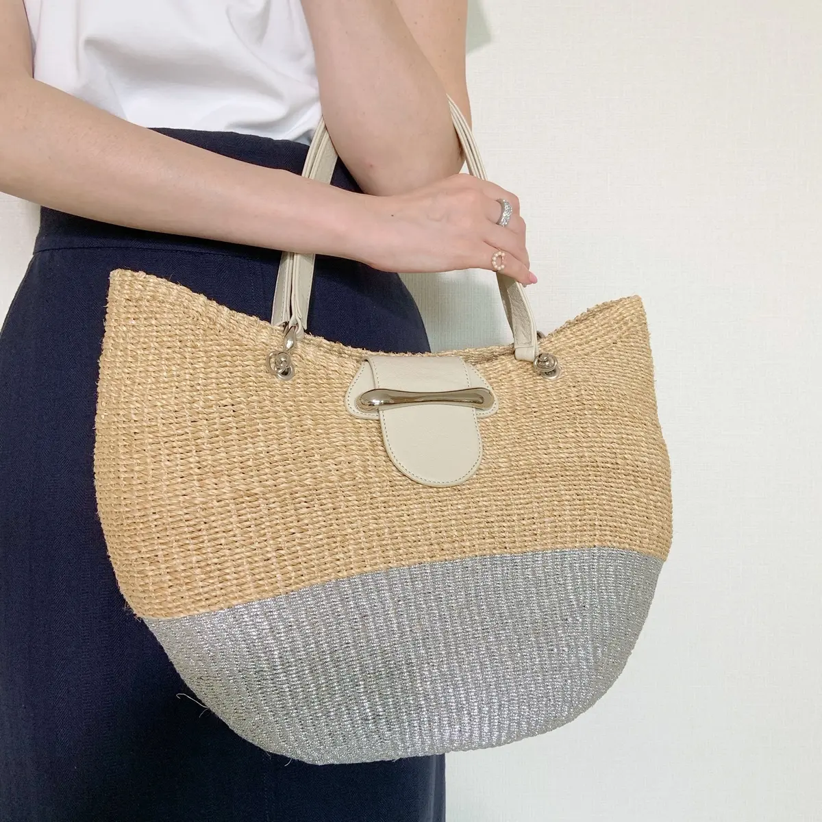 ハイウエストスカートで、自転車に乗ってラの画像_2