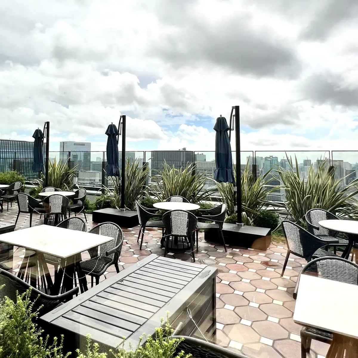 フォーシーズン東京大手町のイタリアンレストラン「PIGNETO（ピニェート）」　テラス席