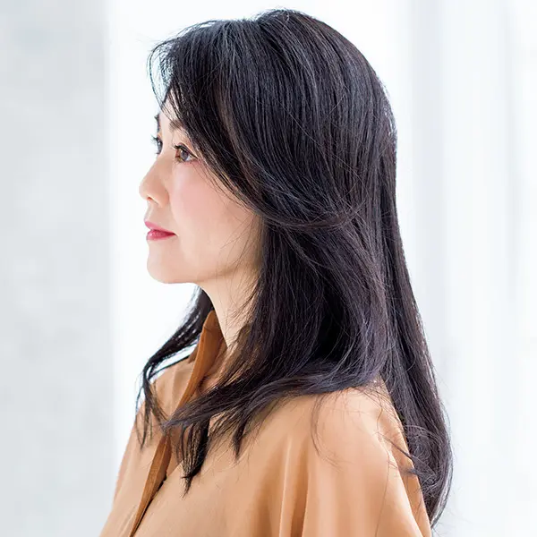 ツヤと清潔感のあるロングヘアのサイド