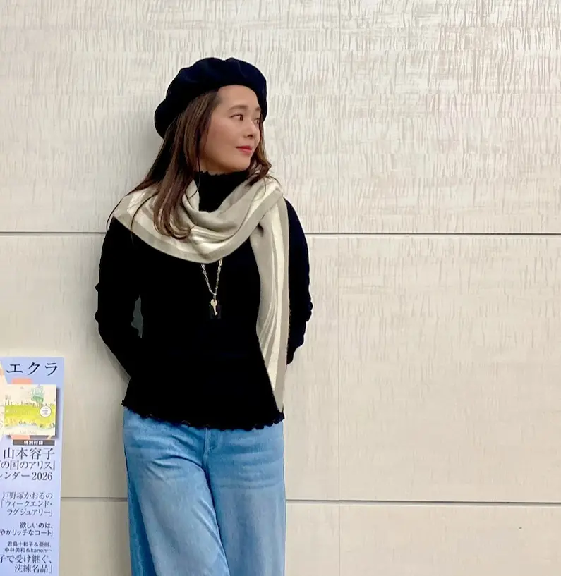ベレー帽とカシミヤベージュストールをアクセントにした、ブラックタートルとデニムの骨格ストレート・ブルベ冬向けカジュアルコーデ。小物使いが映える横顔カット。