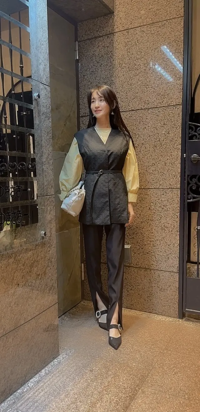 イエローを取り入れたジレコーデで娘とカフの画像_11