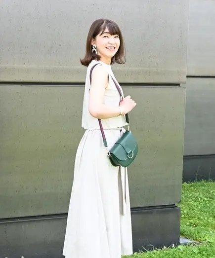 白コーデにグリーンのバッグを肩掛け