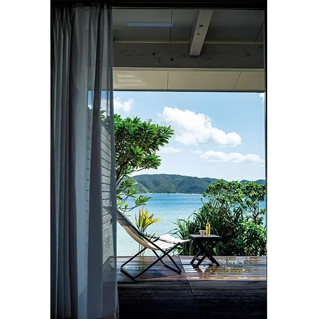 『MIRU AMAMI』から眺める赤あか尾お木ぎ湾の 海は、どこまでも透明で穏やか