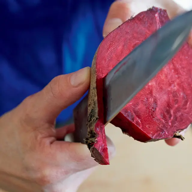 ビーツの皮の下は硬いので、皮は厚めにむくのがコツ。