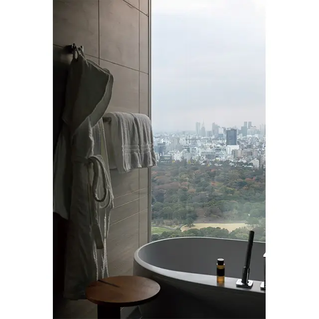 皇居東御苑を望めるパノラマスイートの浴室