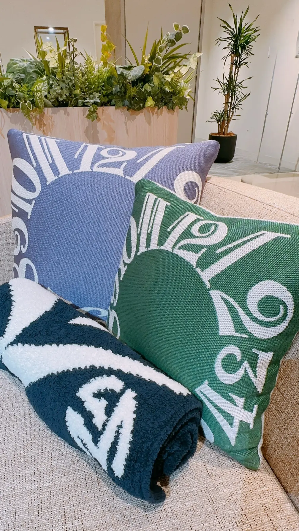 銀座三越のフランクミューラーカフェのソファ席