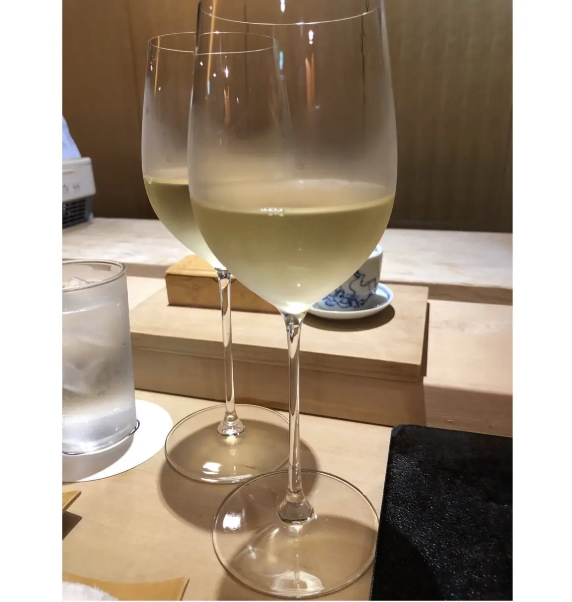 爽やかイエローワンピを着て記念日をお祝いの画像_2