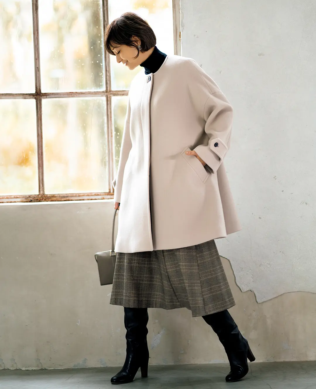 ノーカラーの“ロズリー”は繊細なベージュで女らしさを存分に