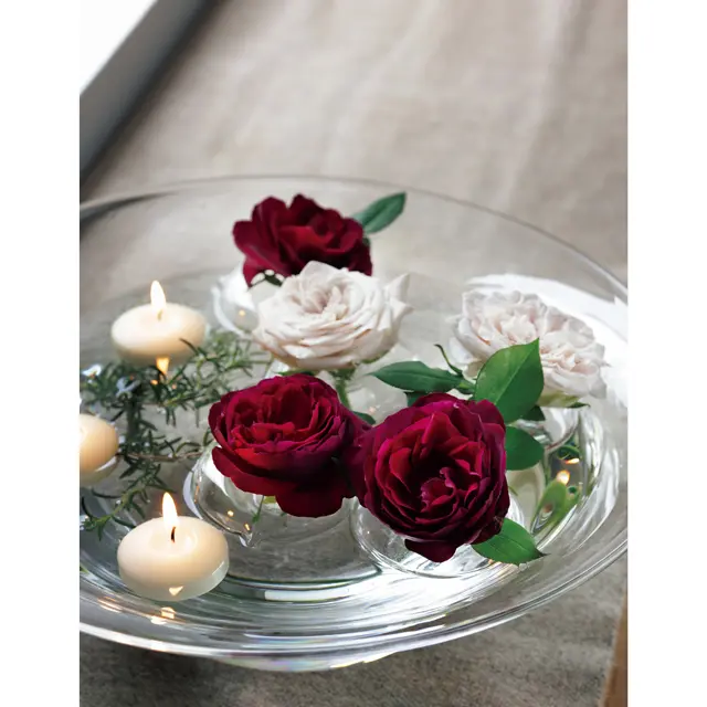 あでやかなバラが揺らめく フローティングフラワーを棚に