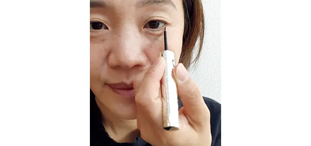 コスメデコルテ AQ MW ラッシュ レボリューションは先が細い筆状だからまつ毛のきわに塗りやすい