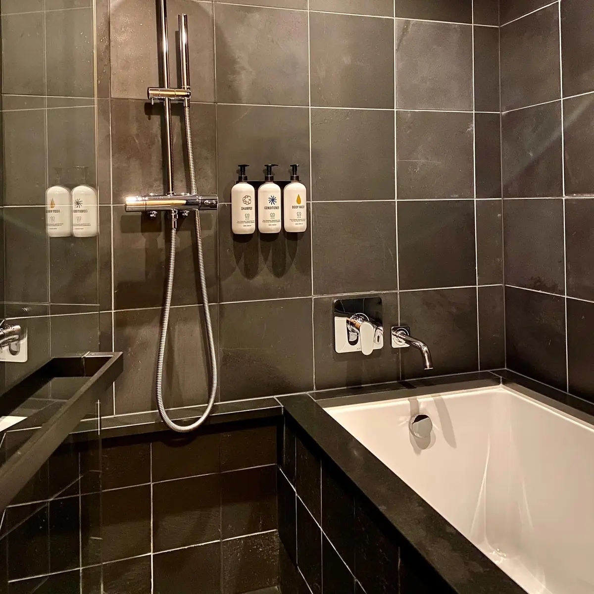 「エースホテル京都」部屋写真、バスルーム