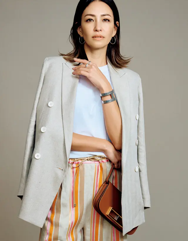 アンクレイヴ ホワイトのベージュジャケットのRINA