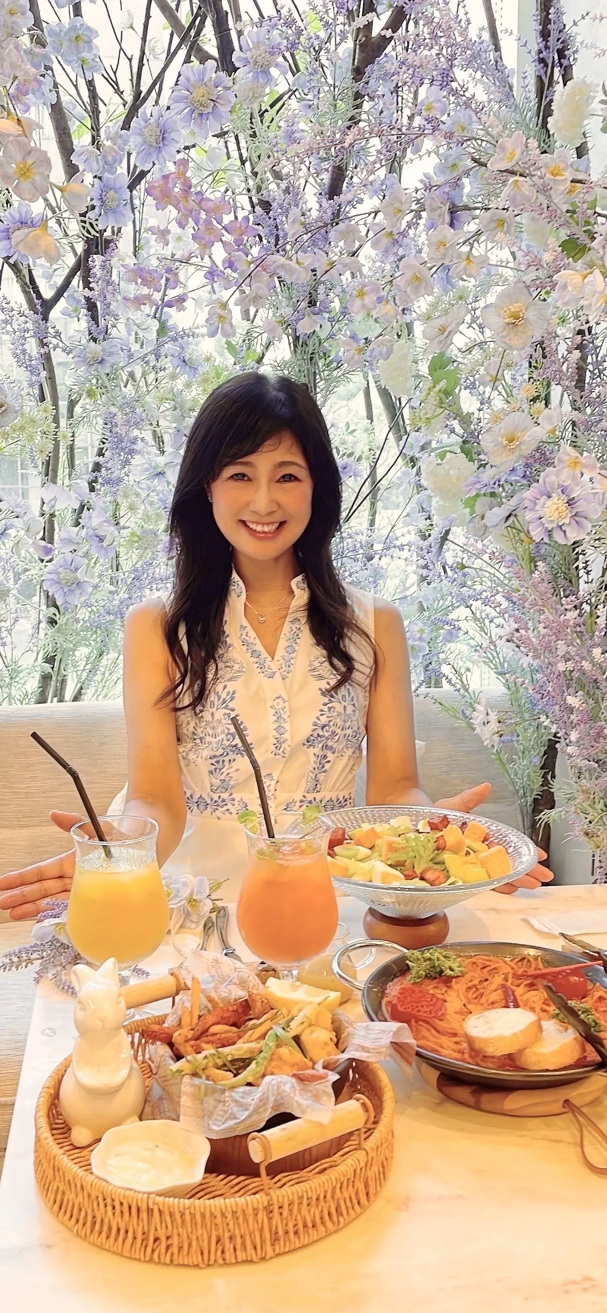 お料理、ランチ、ブランチ、カフェ、HAUTE COUTURE BRUNCH 、オートクチュールブランチ、外観、ガラス張り、入り口、ラベンダー、期間限定、可愛い、可愛いお店、カフェ、レストラン、オールダイニング、焼きパスタ、マフィオーゼ、トマトソース、フリッター、フライ、ポテト、可愛い、ランチ、女子会、サラダ、フルーツサラダ、オレンジジュース、ピンクグレープジュース、エビ、エビのフリッター、海老、ウサギ、置物、飾り、可愛い、ラベンダー、ラベンダー畑、お花、お花の世界、お花の国、ソファ席、寛ぎ、店内、内装、お花、ラベンダーの世界、アーティフィシャルフラワー、青山、外苑前、SHEIN、ワンピース、白ワンピース、エキゾチック、エキセントリック、サンダル、ヤギ革、柔らかい、柔らかいサンダル、楽なサンダル、楽な靴、ブルーワンピース、ブルー柄、ブルー柄ワンピース、ノースリーブ、ノースリーブワンピース、マキシ丈、マキシワンピース、白コーデ、ホワイトコーデ、ホワイトブルーコーデ、夏服、夏ワンピース、夏服コーデ、夏コーデ、夏ファッション、ロング！ロングワンピース、ロングヘア、黒髪、焼きパスタ、パスタ、ボロネーゼ、トマトソース、トマトソースパスタ、フリッター、ランチ、女子会、エビ、海老、エビのフリッター、美味しい、プリプリ、プリプリ海老、ぷりぷりエビ、ぷりぷり海老、カゴ、カゴ皿、カゴトレー、鉄板、ピンクグレープジュース、グレープフルーツ、グレープフルーツジュース、オレンジ、オレンジジュース、うさぎ、ウサギ、置物、飾り、オブジェ、サラダ、フルーツ、フルーツさら、ガラスの器、ガラス皿、ガラスのお皿、