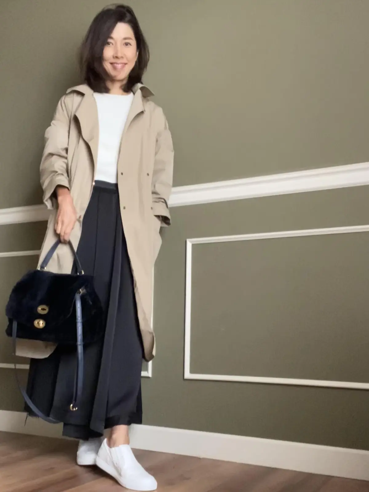 白スリッポン×トレンチコートの画像_2