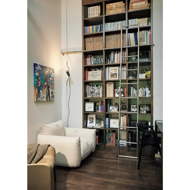 2階には天井の高いライブラリーコーナーが