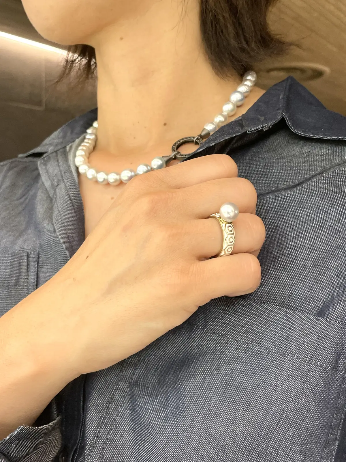 カシュクールワンピースとパールコーデの画像_4