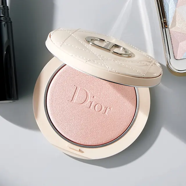 幸せがこぼれ出るぬくもりのある透明肌に