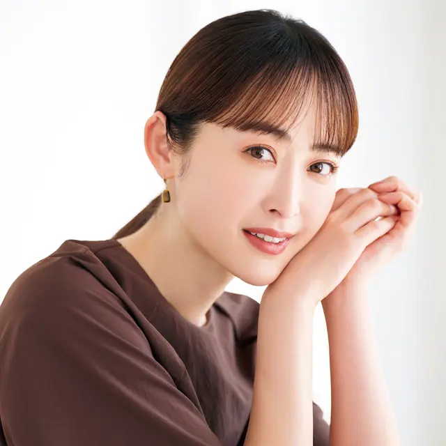 前髪ありのスタイル▶︎▶︎老け見えの原因、こめかみ横のすき間をしっかり埋める